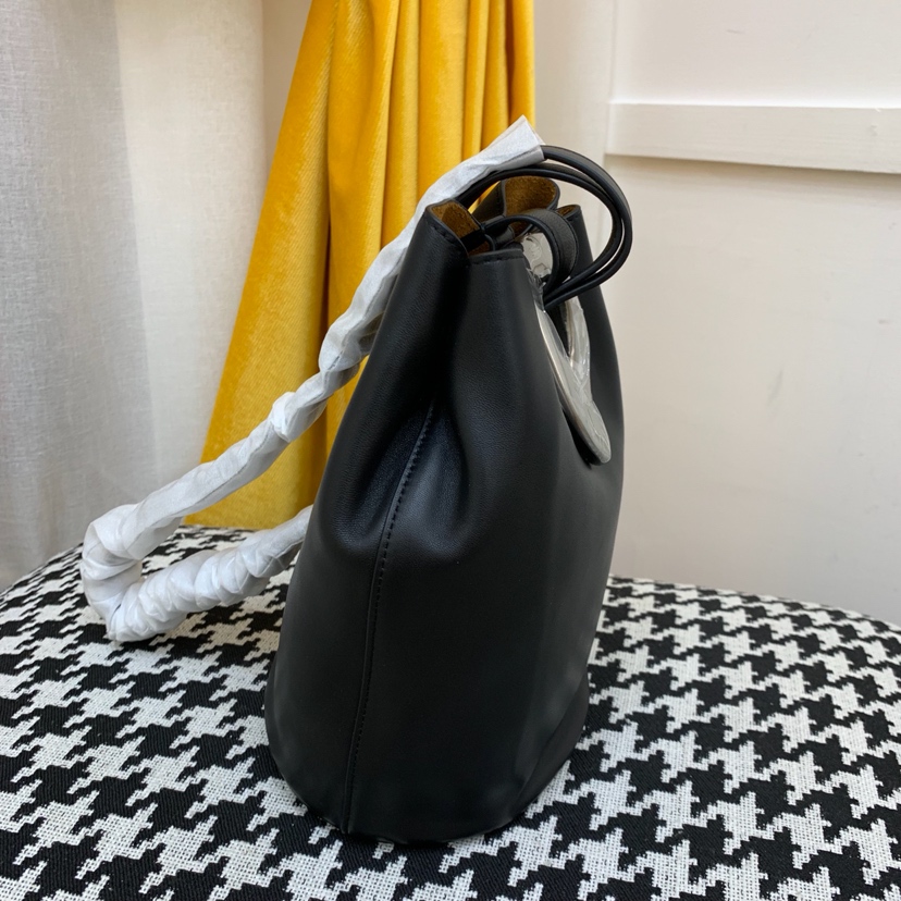宝缇嘉最新款水桶包  顶级原版牛皮 内里全皮 代购版本 黑色
