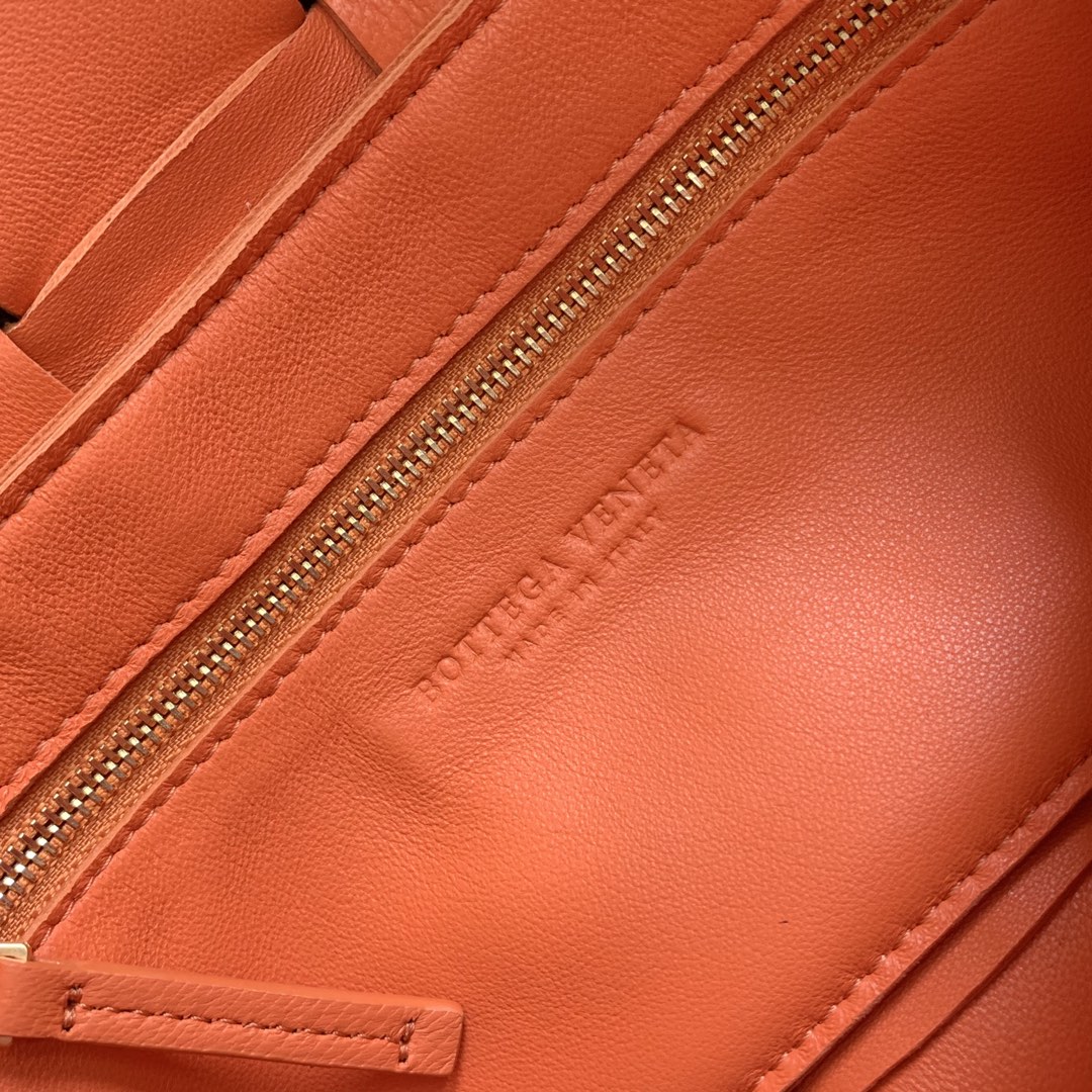 【P1620】新款手袋CASSETTE 编织 578004 尺寸23*15*5.5 橙色