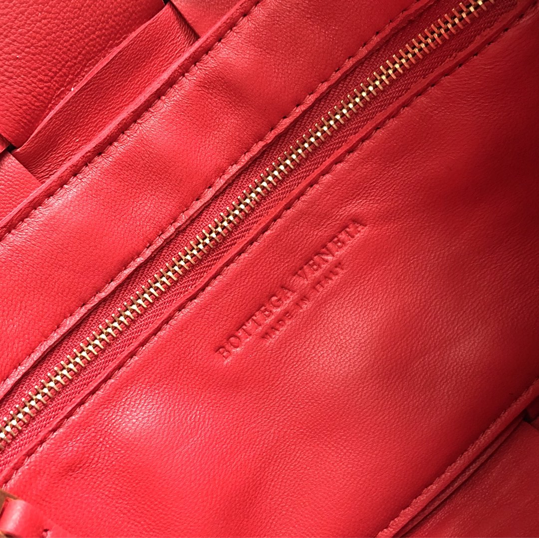 【P1620】新款手袋CASSETTE 编织 578004 尺寸23*15*5.5 中国红
