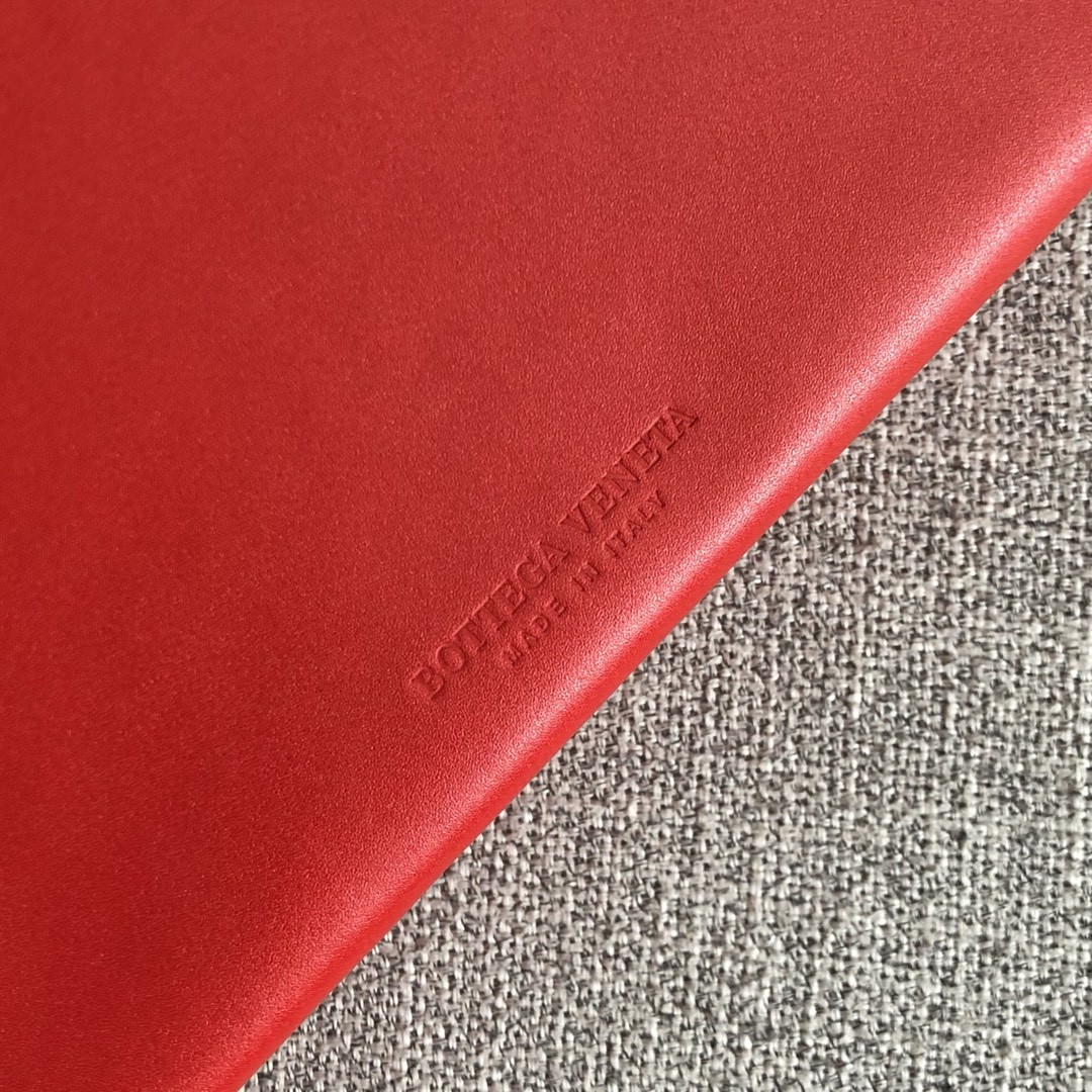 【P1200】Bottega新品 Dais硬盒包 18-19-5  外牛皮/内羊皮 大红色