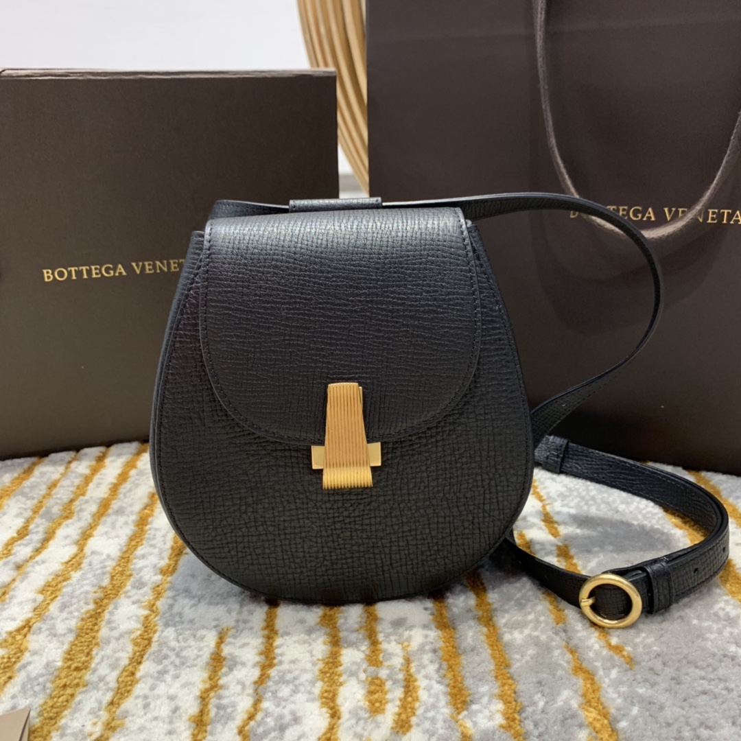 1170 Belt Bag 黑色小猪包16 18 7 5 腰包斜挎包单肩包576643 进口头层牛皮定制zp一致黄铜五金 Bv官网 Bv包包 官网 葆蝶家女包官网