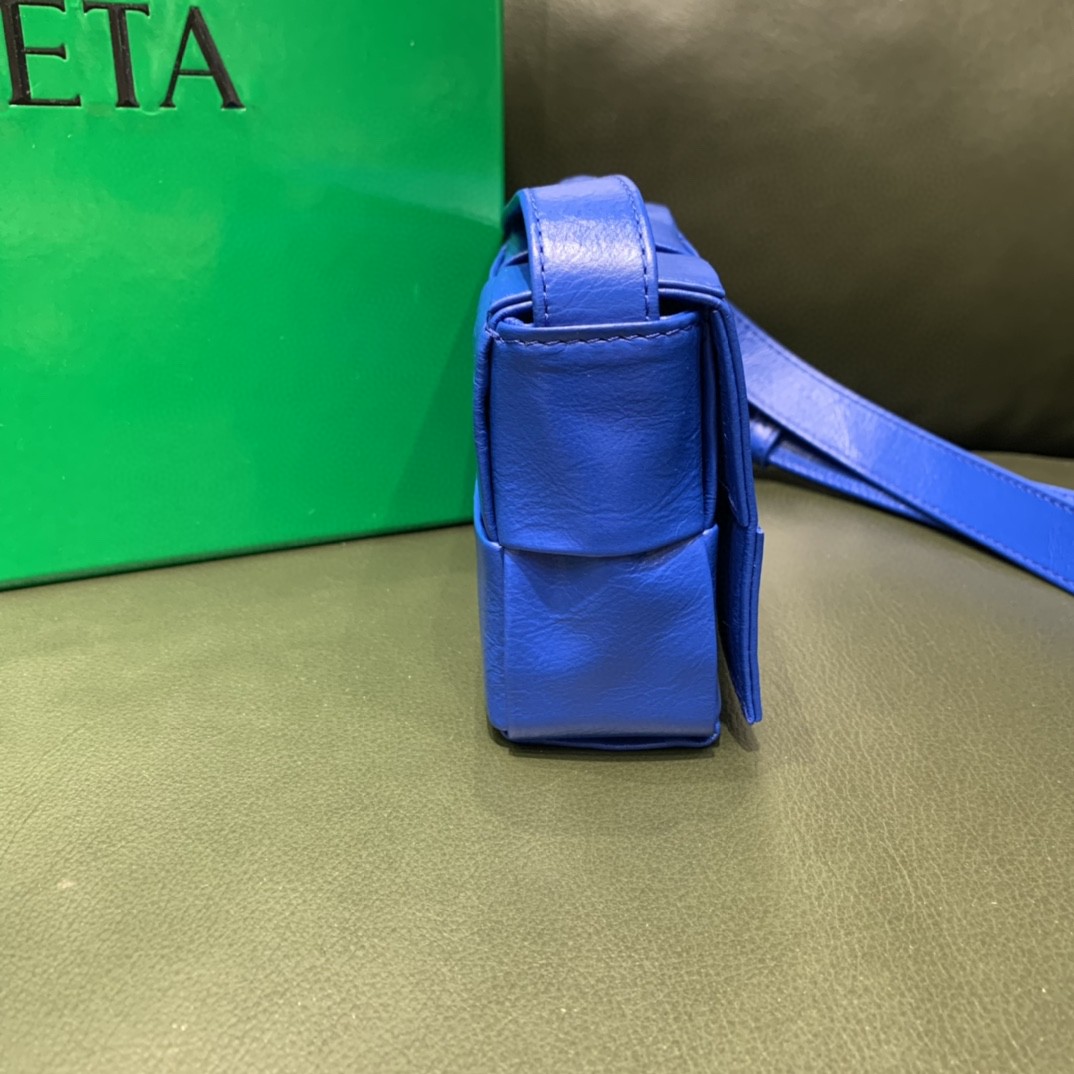 【￥1020】【CASSETTE 三格】钻蓝色 mini包 装可爱凹造型 回头率满分 12x8x4cm