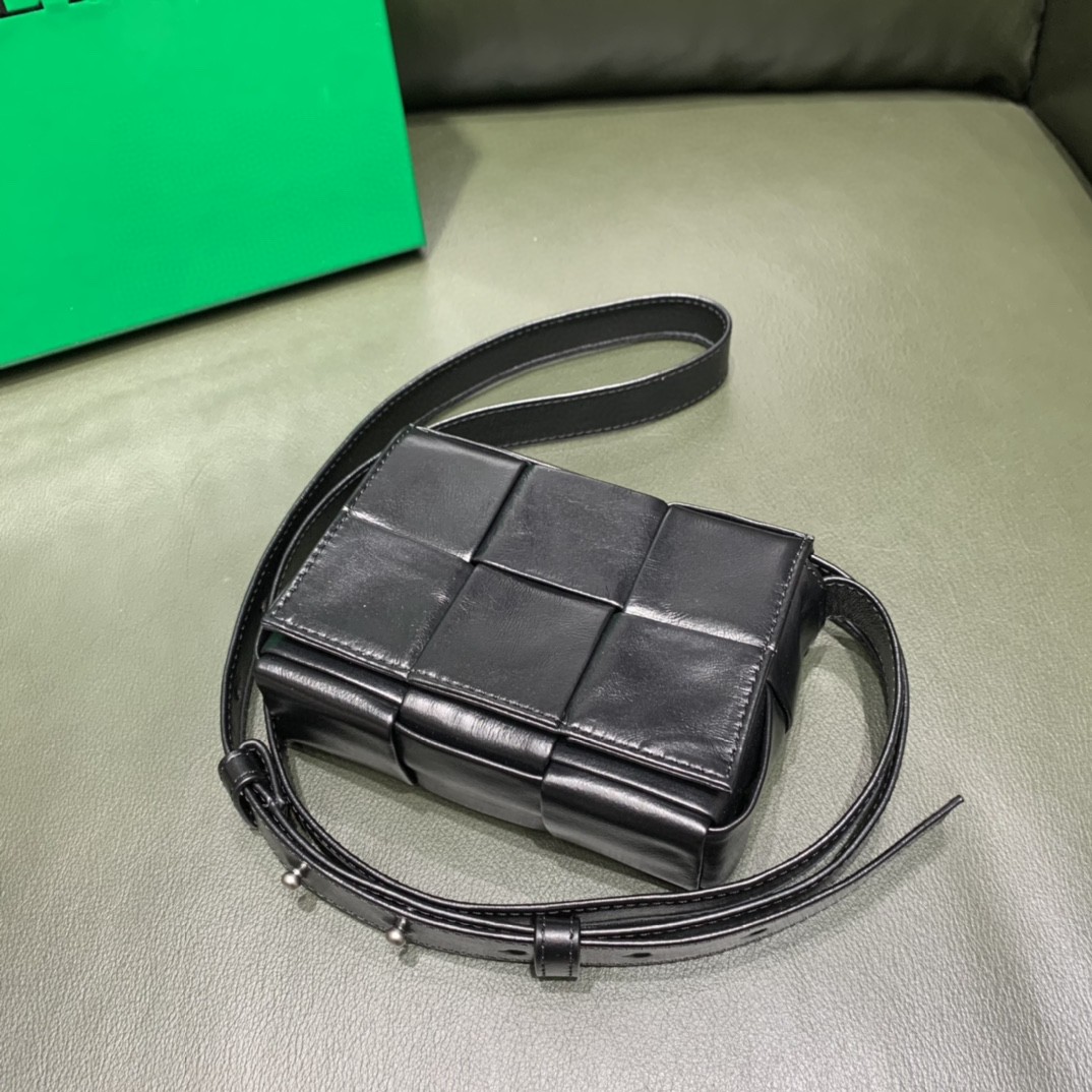 【￥1020】【CASSETTE 三格】黑色 mini包 装可爱凹造型 回头率满分 12x8x4cm