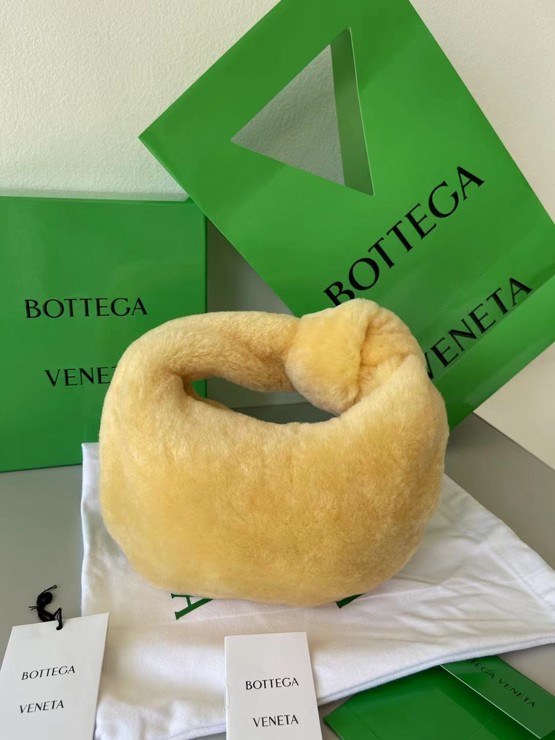 Bottega Veneta情人节限定mini Jodie Shearling 皮毛一体 超有质感 23×28×8 迷你手腕包