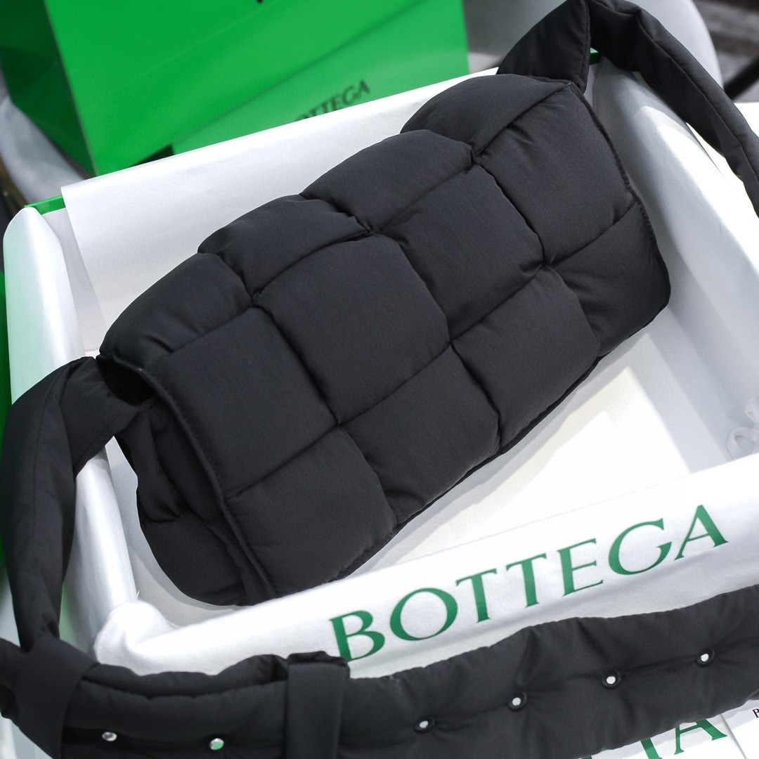Bottega Veneta CASSETTE 加衬Intreccio编织尼龙斜挎包 30*15*7.5cm 黑色