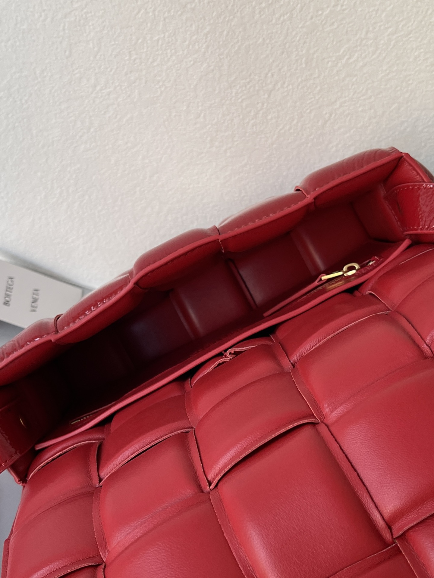 宝缇嘉官网新款 BV Cassette bag卡带包枕头包 油蜡皮覆盆子红 时髦洋气 金扣