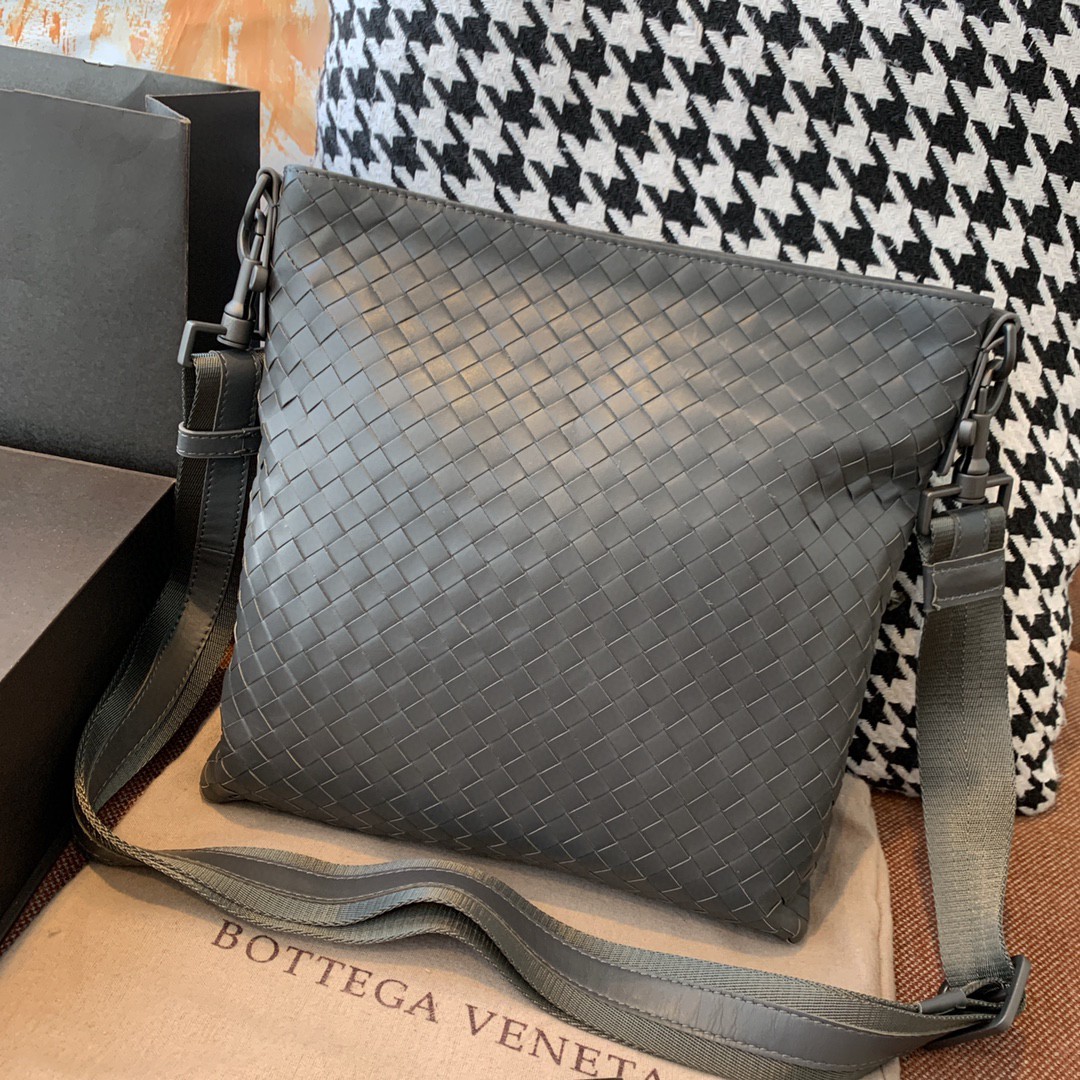  灰色#Bottega veneta 20新款编织纯色男士斜挎包水桶包 26cm   