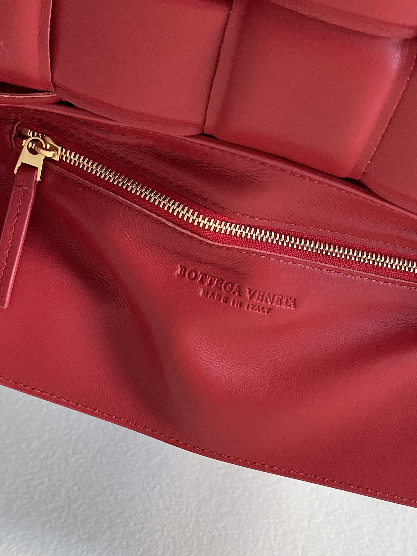宝缇嘉官网新款 BV Cassette bag卡带包枕头包 油蜡皮覆盆子红 时髦洋气 金扣