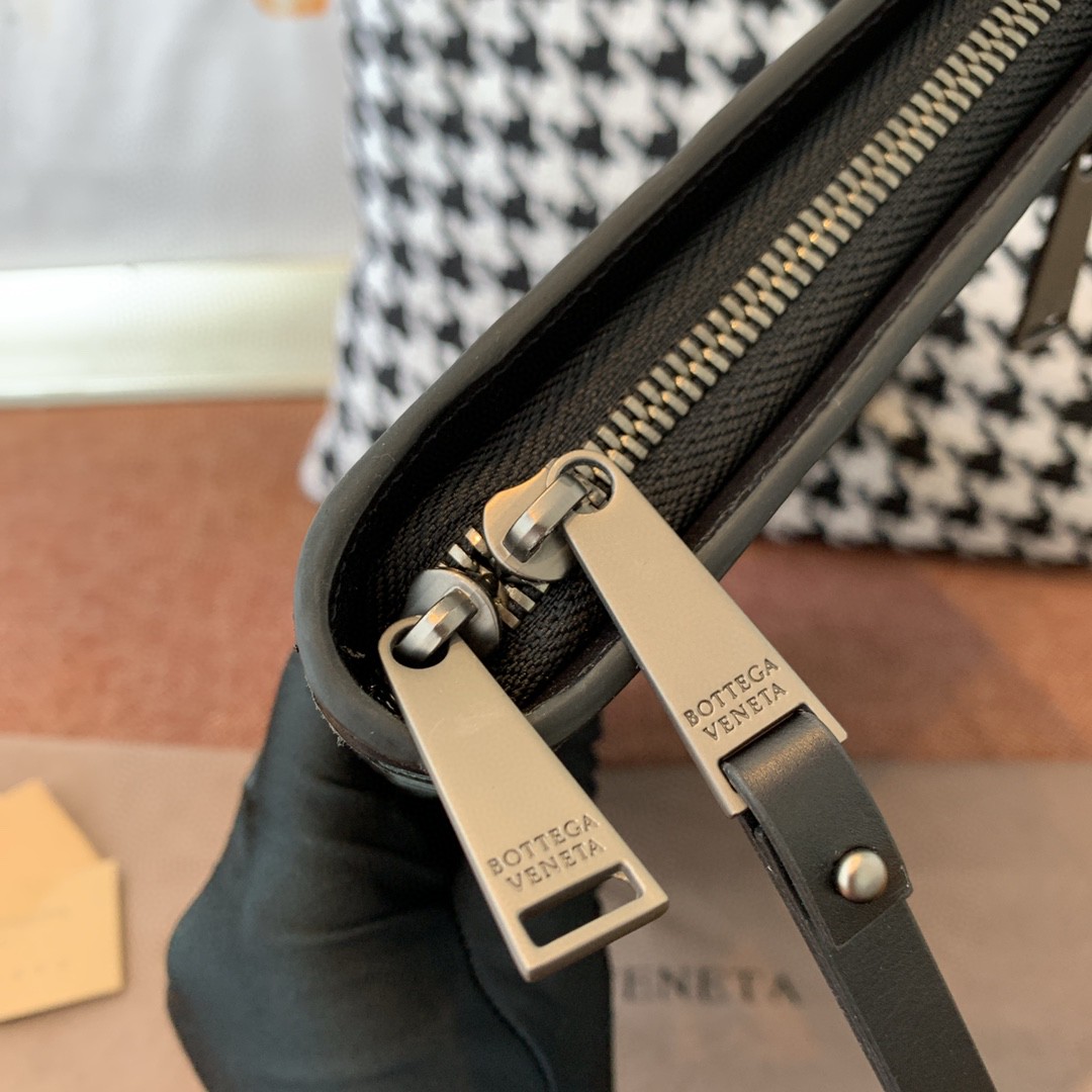 【￥780】Bottega veneta 20新款男士编织手拿包 28cm