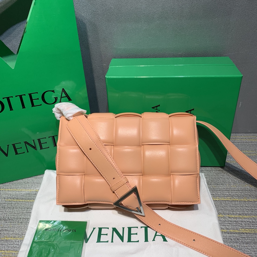 Bottega Veneta  Padded Cassette bag卡带包，原版羊皮，肩带可调节长短 最新款 ，尺寸： 26 * 18 * 8