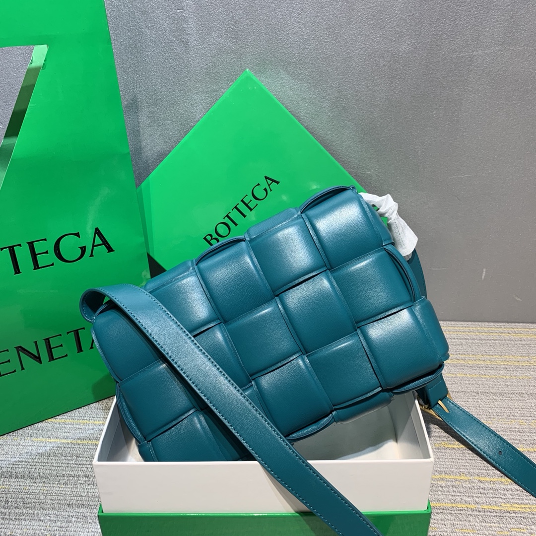 Bottega Veneta  Padded Cassette bag卡带包 原版羊皮 肩带可调节长短 最新款 26 * 18 * 8