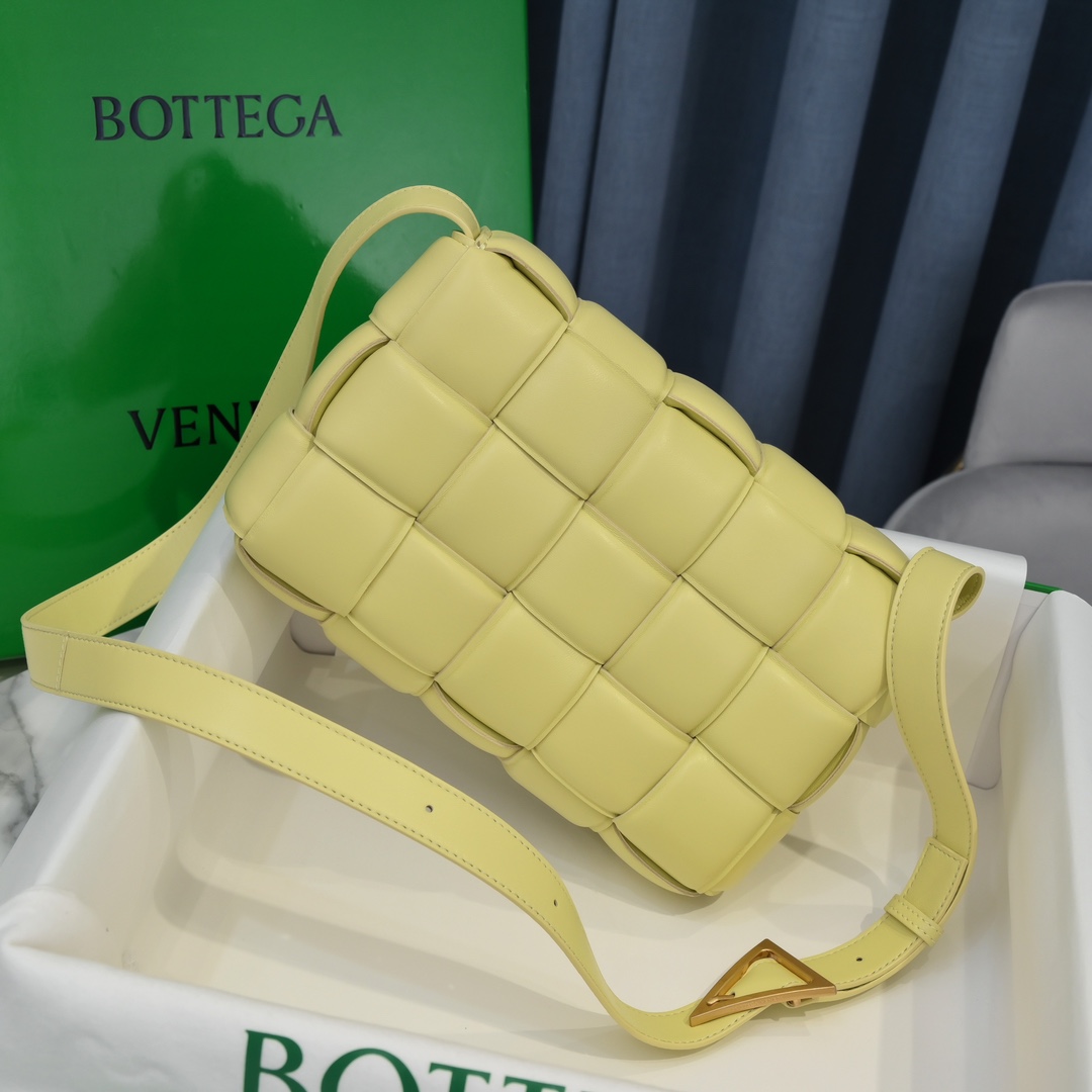 Bottega Veneta  Padded Cassette bag卡带包 原版羊皮 肩带可调节长短 最新款 26 * 18 * 8
