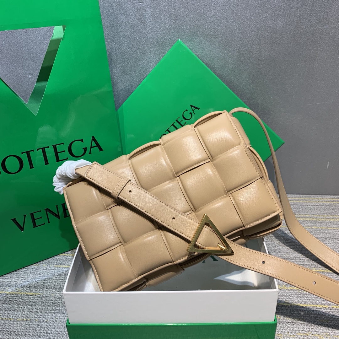 【￥1780】Bottega Veneta  Padded Cassette bag卡带包 原版羊皮 肩带可调节长短 最新款 26 * 18 * 8