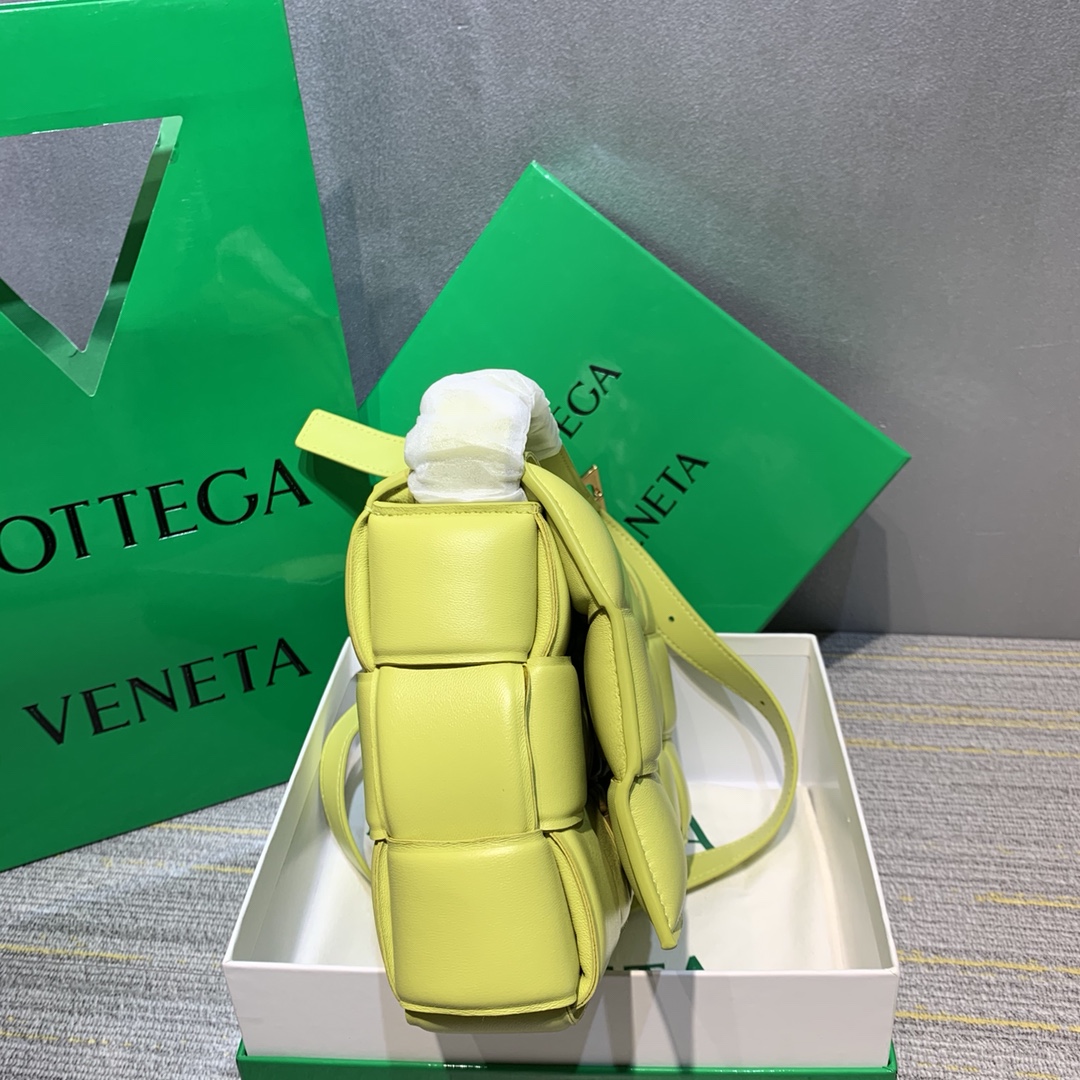 【￥1780】Bottega Veneta  Padded Cassette bag卡带包 原版羊皮 肩带可调节长短 最新款 26 * 18 * 8