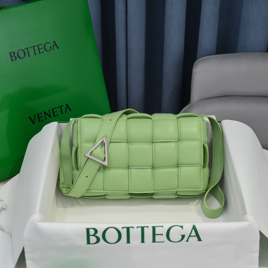 【￥1780】Bottega Veneta  Padded Cassette bag卡带包 原版羊皮 肩带可调节长短 最新款 26 * 18 * 8