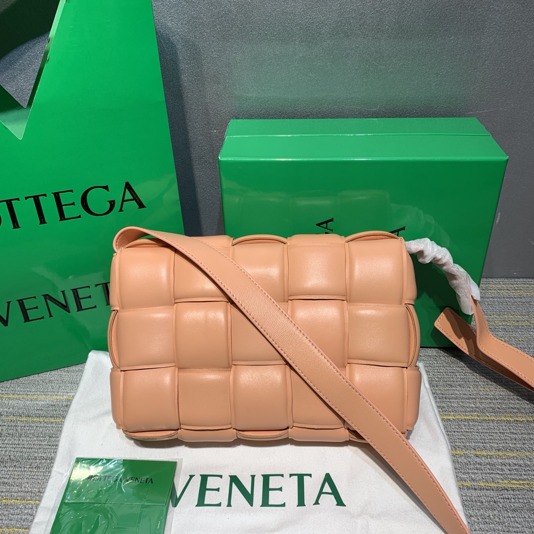 Bottega Veneta  Padded Cassette bag卡带包，原版羊皮，肩带可调节长短 最新款 ，尺寸： 26 * 18 * 8