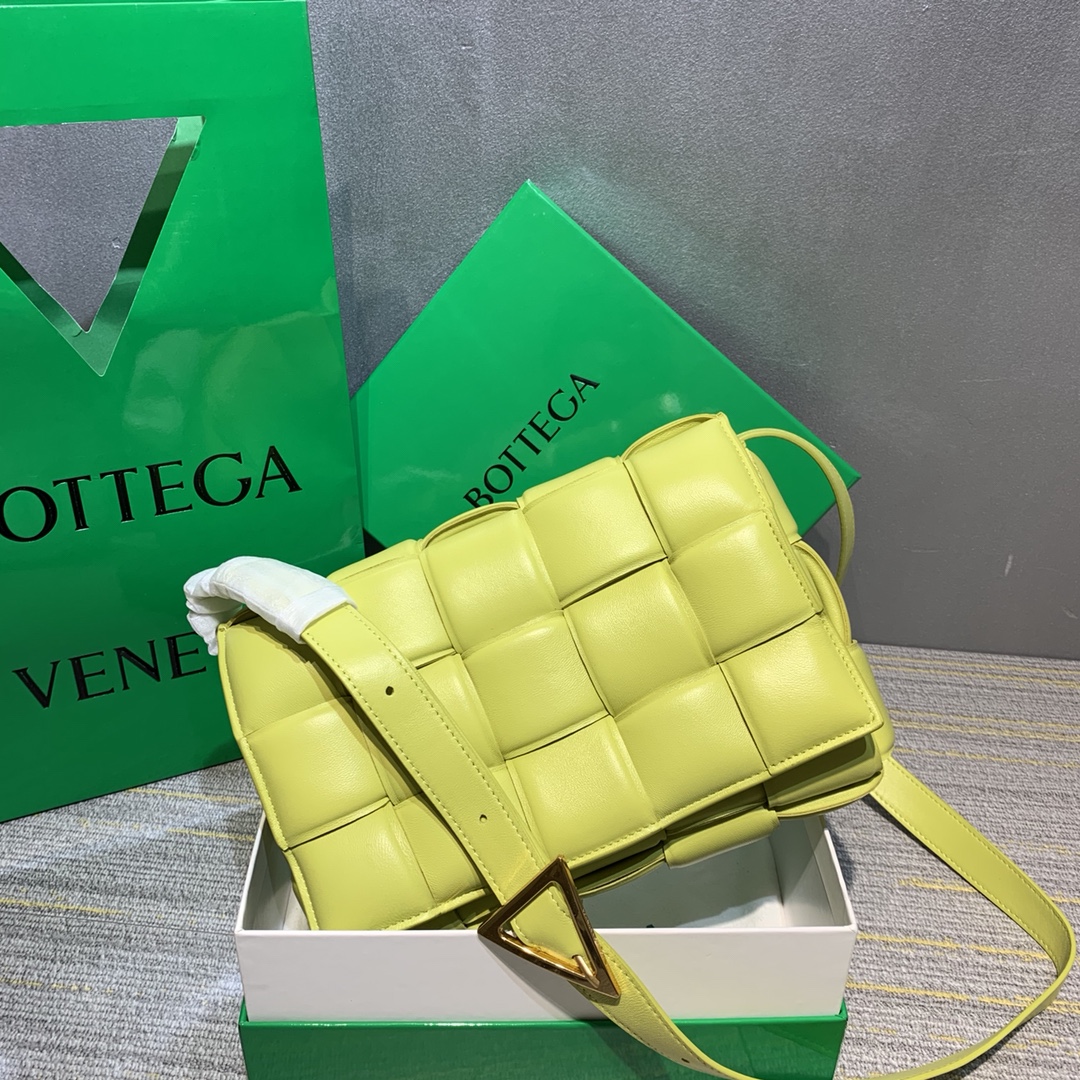 【￥1780】Bottega Veneta  Padded Cassette bag卡带包 原版羊皮 肩带可调节长短 最新款 26 * 18 * 8