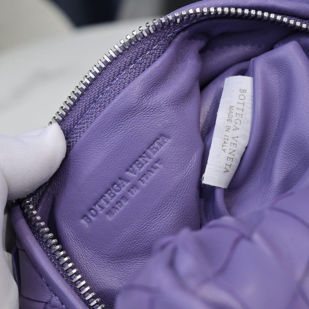 香芋紫，新版打结包 圆形款 Jodie手袋新款出货，顶级原版羊皮，内里全皮 28 * 22