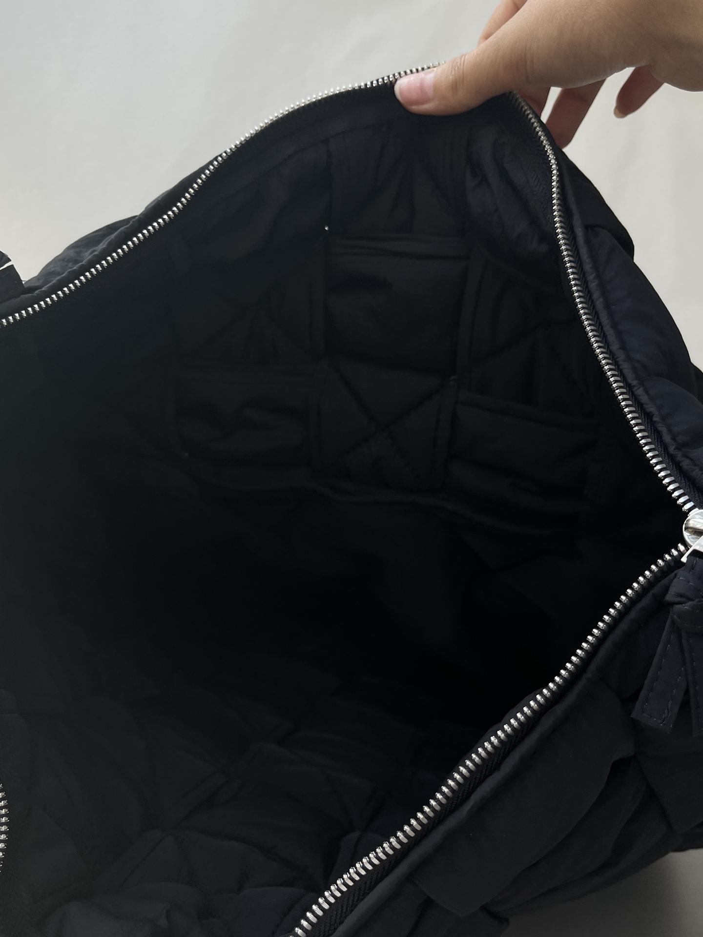 【￥2380】Bottega Veneta尼龙大背包（黑色）尼龙加衬翻顶背包矩形编织管状加衬条带