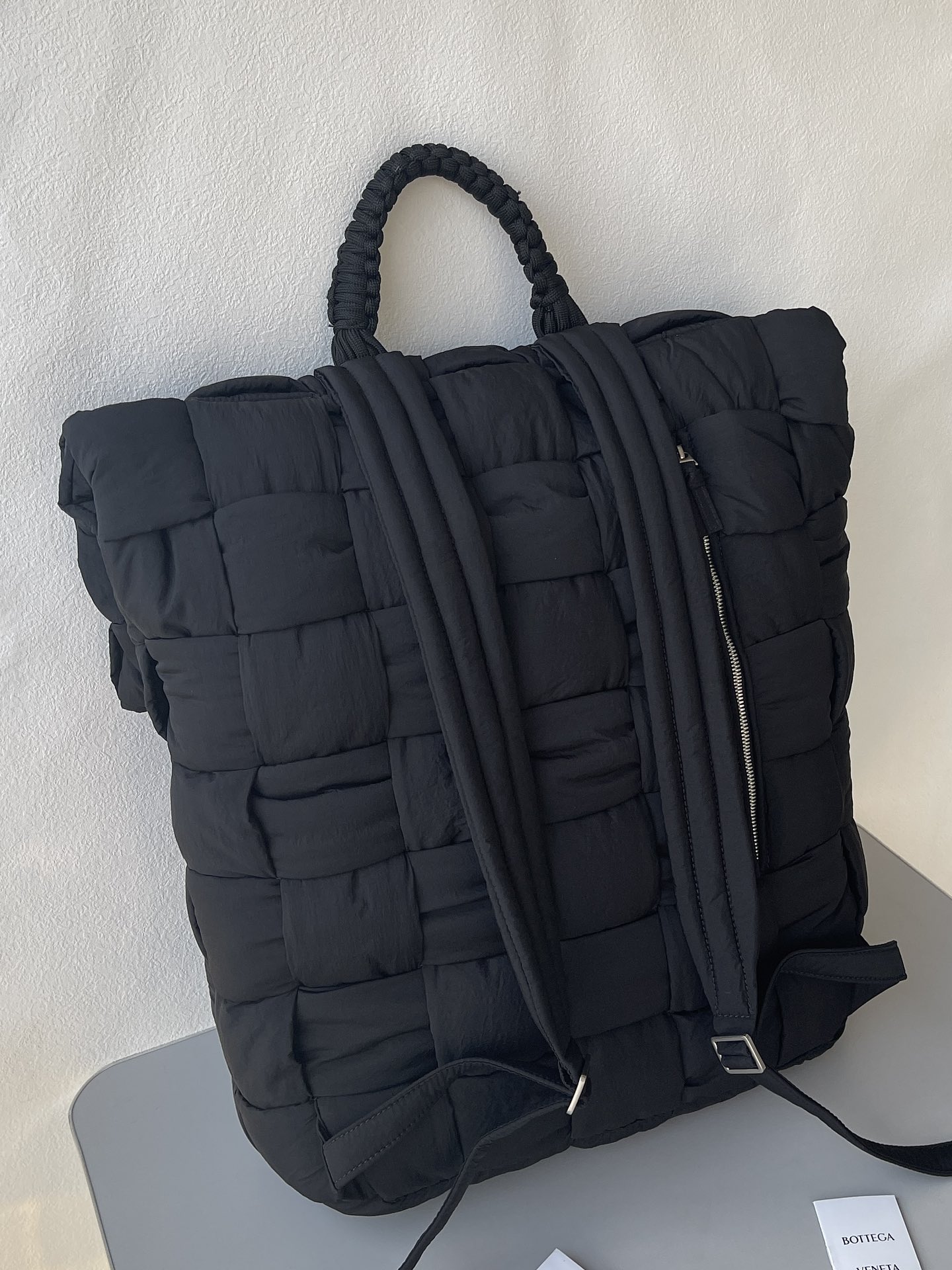 【￥2380】Bottega Veneta尼龙大背包（黑色）尼龙加衬翻顶背包矩形编织管状加衬条带