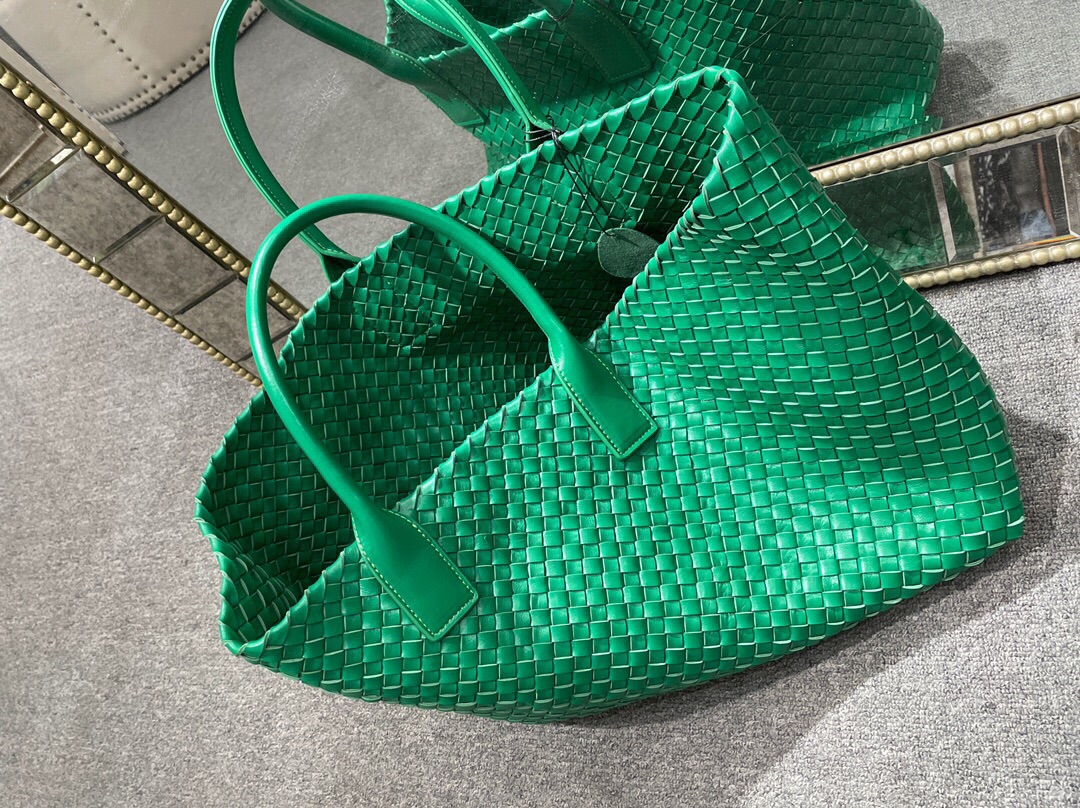 【￥3580】5211 绿色 bv双层进口羊皮编织菜篮包 内里有一个小卡包 购物shopping bag 容量超级大 炸街款尺寸 40*28*16