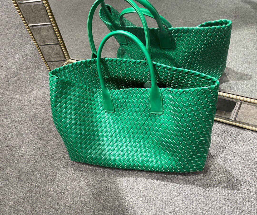【￥3580】5211 绿色 bv双层进口羊皮编织菜篮包 内里有一个小卡包 购物shopping bag 容量超级大 炸街款尺寸 40*28*16