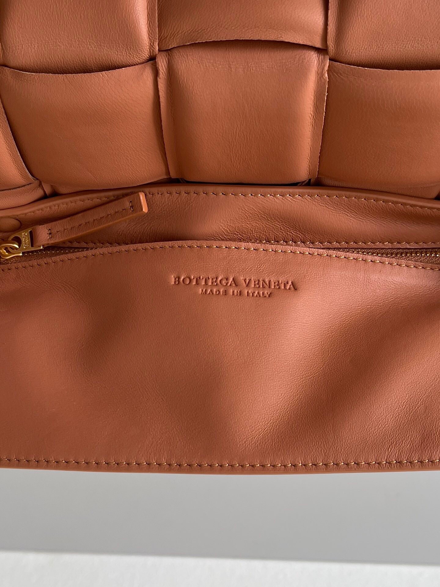 【￥2250】Bottega Veneta 宝缇嘉 Padded Cassette bag卡带包 进口羊皮 肩带可调节长短最新款 26 * 18 * 8