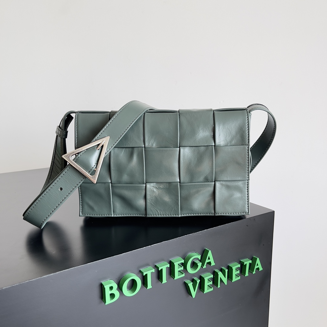 Bottega Veneta新款cassette 男女皆可 油蜡小牛皮 23*15*5cm 市场最高端