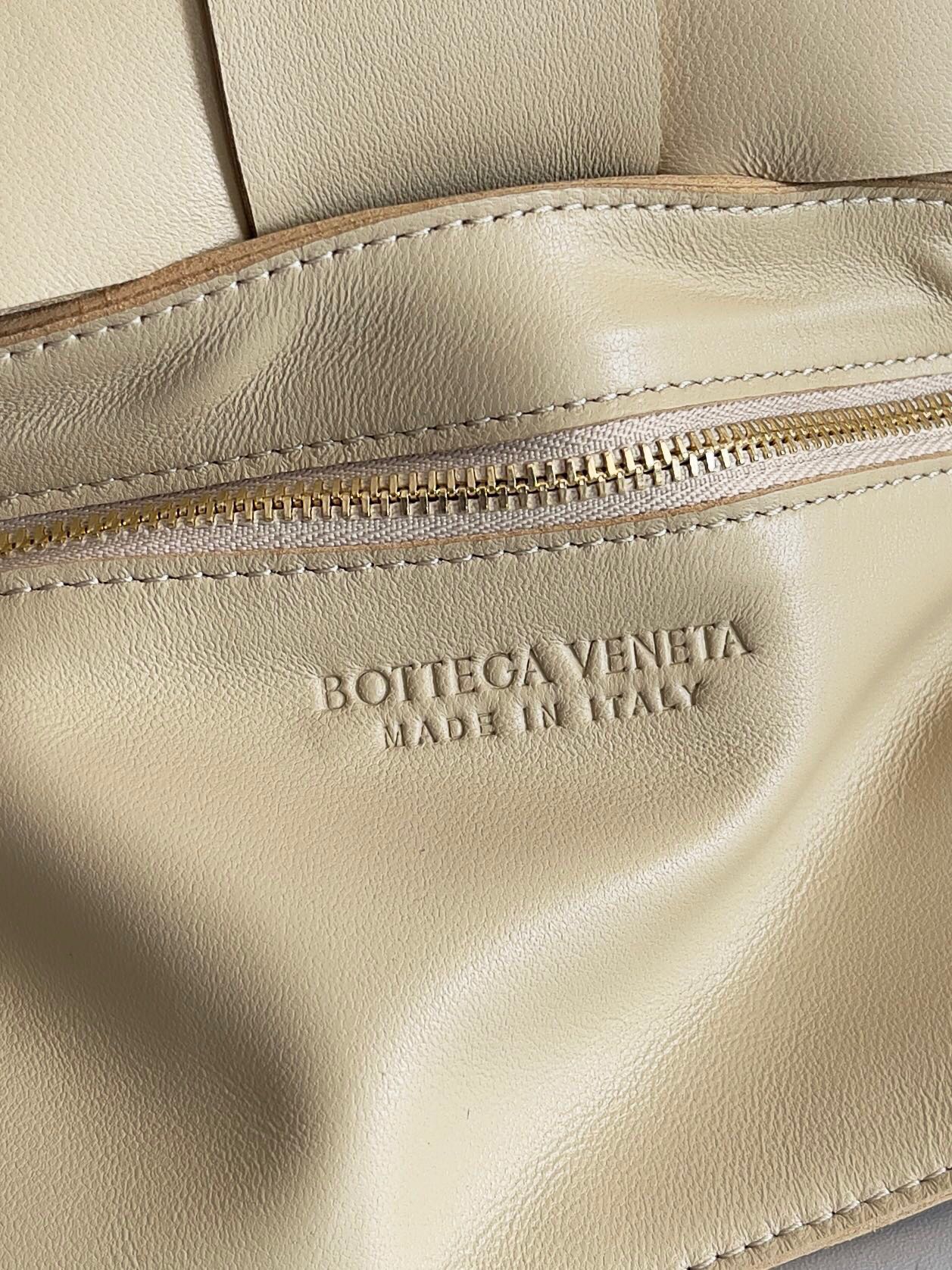 【￥1780】Bottega Veneta 宝缇嘉 0103 荔枝纹 CASSETTE出新版 肩带配金属 23x15x5.5   