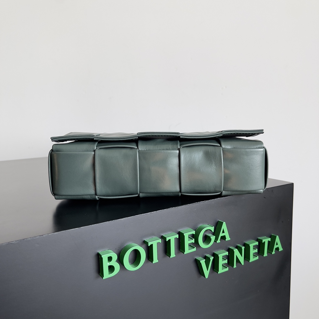 Bottega Veneta新款cassette 男女皆可 油蜡小牛皮 23*15*5cm 市场最高端