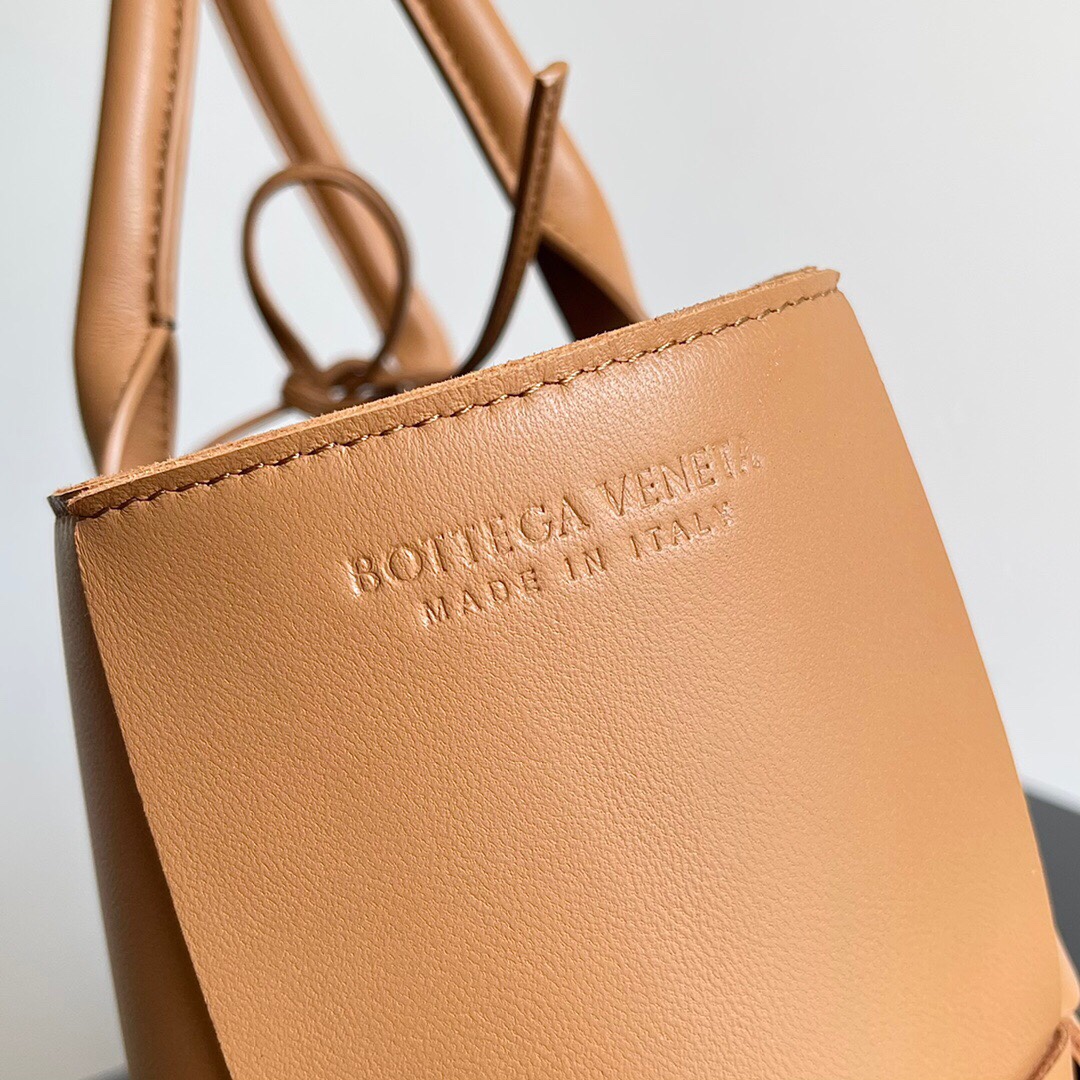 【￥2700】Bottega Veneta 宝缇嘉 5066新颜色 新版Tote 三格 超人气单品  耐磨 羊皮 内配小袋1个 30X20x11.5