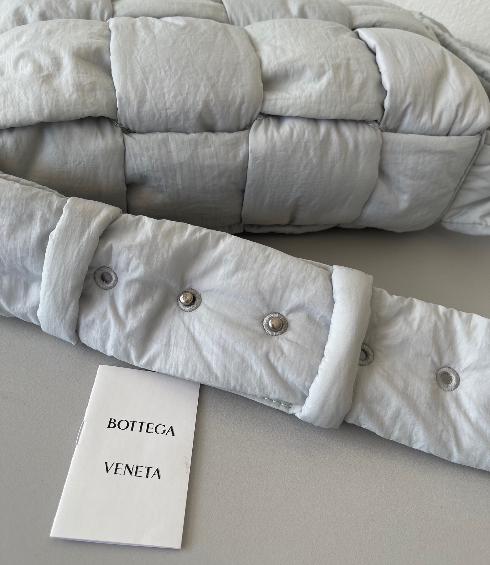 【￥1320】Bottega Veneta 宝缇嘉 7788 CASSETTE 加衬Intreccio编织尼龙斜挎包 30*15*7.5cm