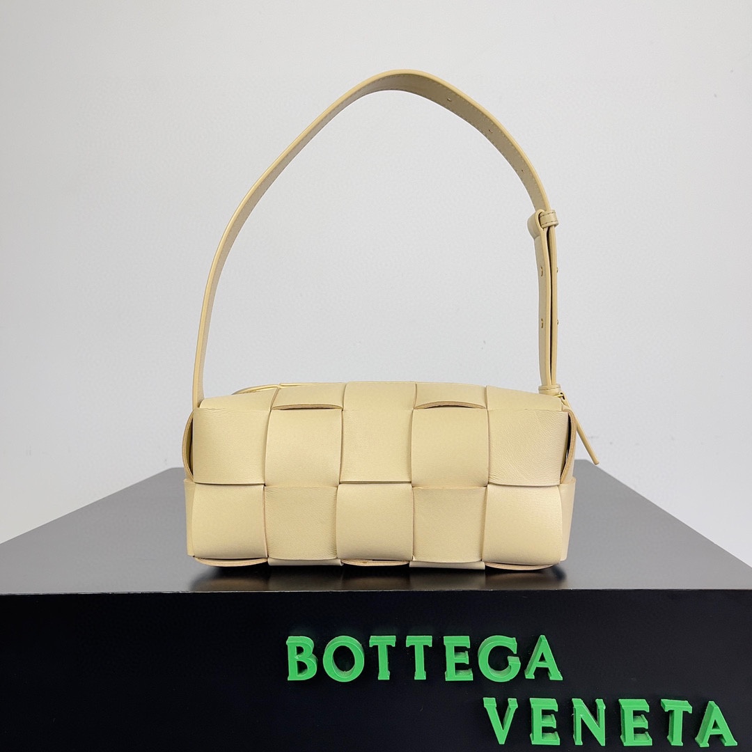 BV Bottega 新款 BRICK CASSETTE 小号 腋下包 羊皮材质 23.5cm 容量极大 燕麦