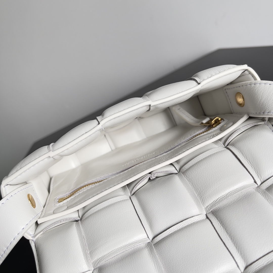 Bottega BV 葆蝶家热款之一的Padded Cassette枕头包 mini 20cm 超百搭 白色