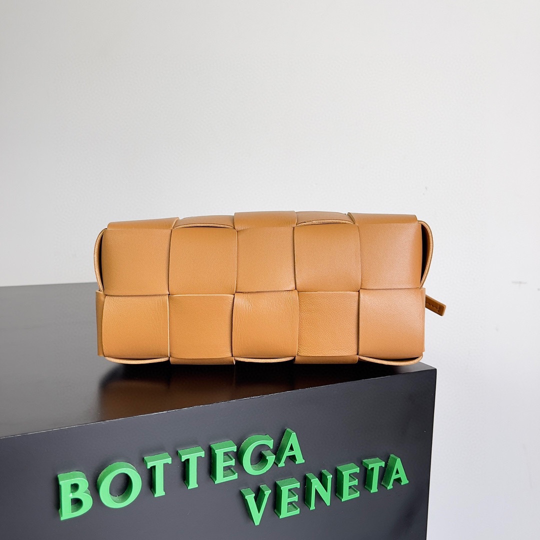 BV Bottega 新款 BRICK CASSETTE 小号 腋下包 羊皮材质 23.5cm 容量极大 焦糖