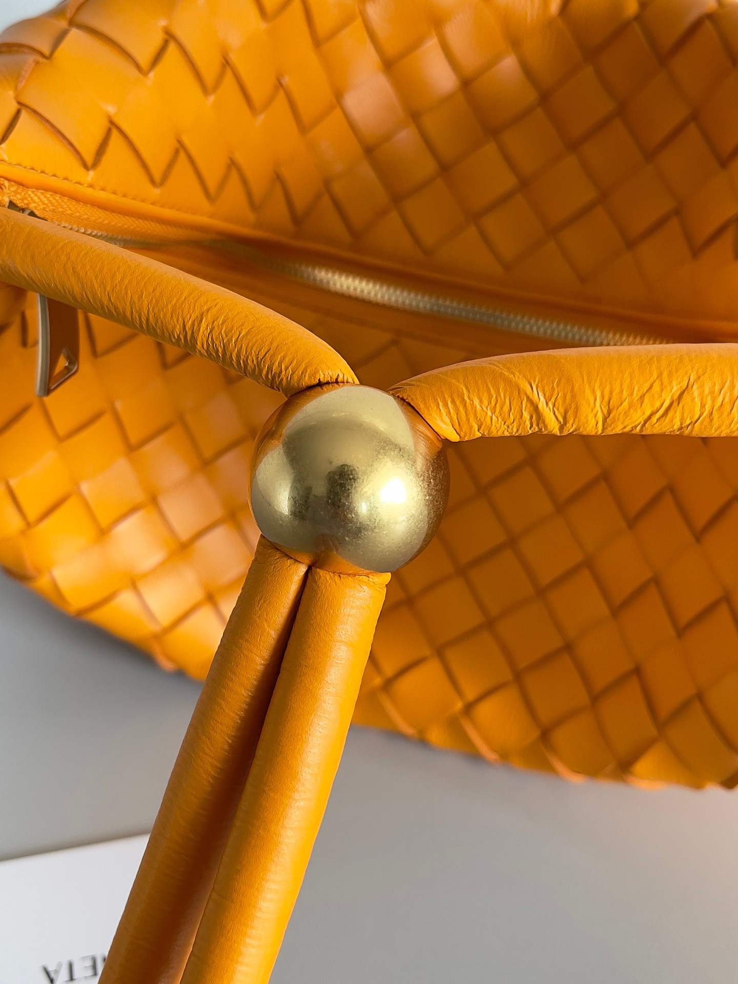 Bv 2022 新款 TURN 大号 进口羊皮手工编织 复古金球肩带 40cm 橙色