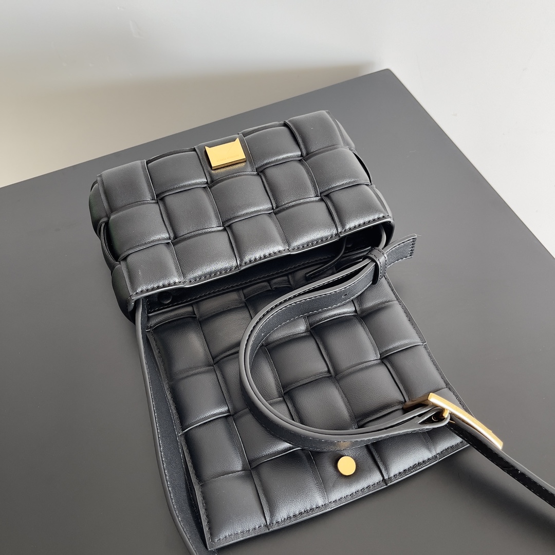 Bottega BV 葆蝶家热款之一的Padded Cassette枕头包 mini 20cm 超百搭 黑色