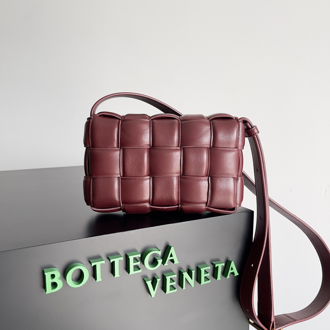 Bottega BV 葆蝶家热款之一的Padded Cassette枕头包 mini 20cm 超百搭 酒红色