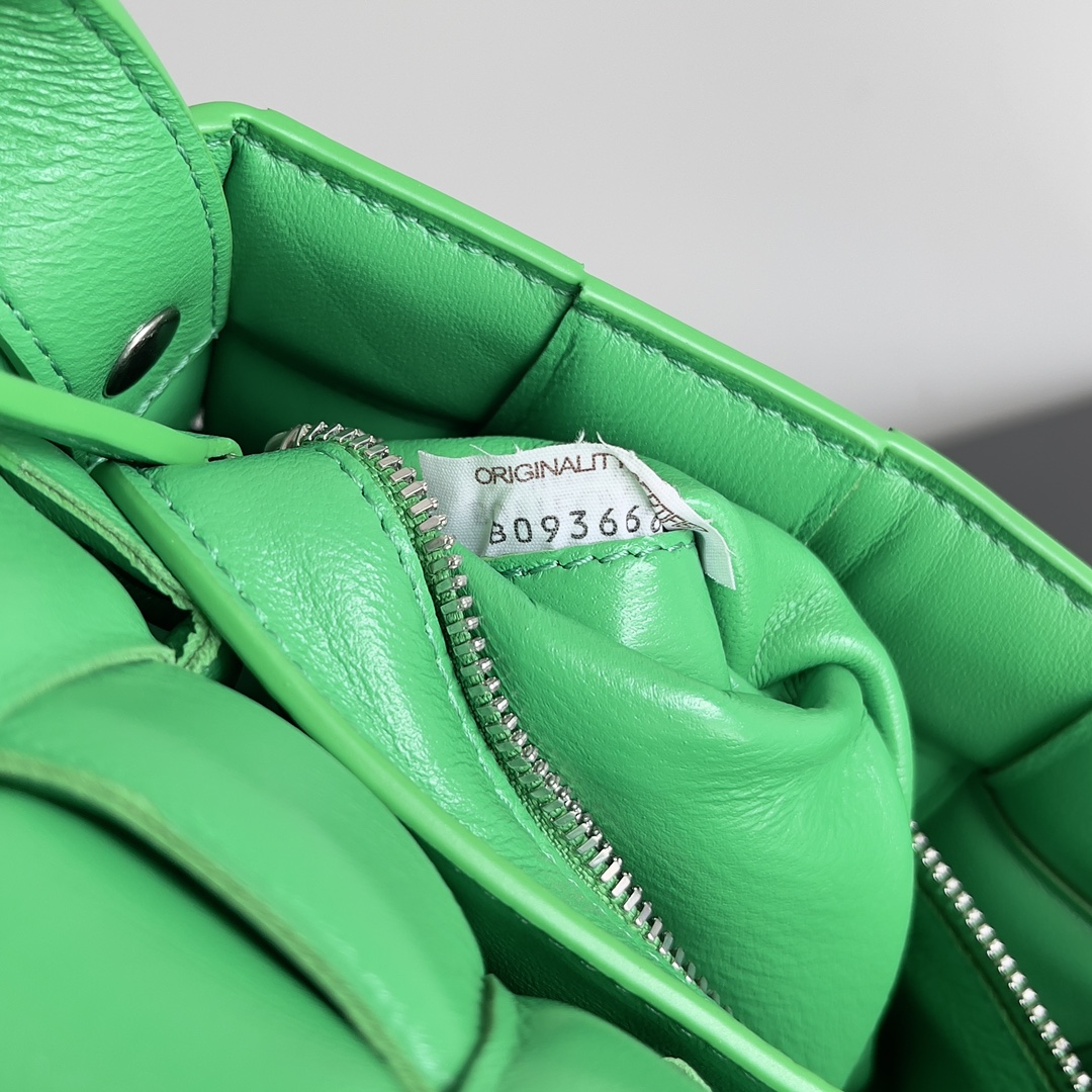 Bottega BV 葆蝶家热款之一的Padded Cassette枕头包 mini 20cm 超百搭 草绿色