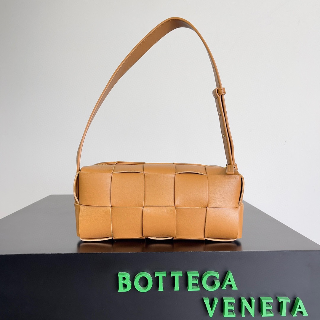BV Bottega 新款 BRICK CASSETTE 小号 腋下包 羊皮材质 23.5cm 容量极大 焦糖