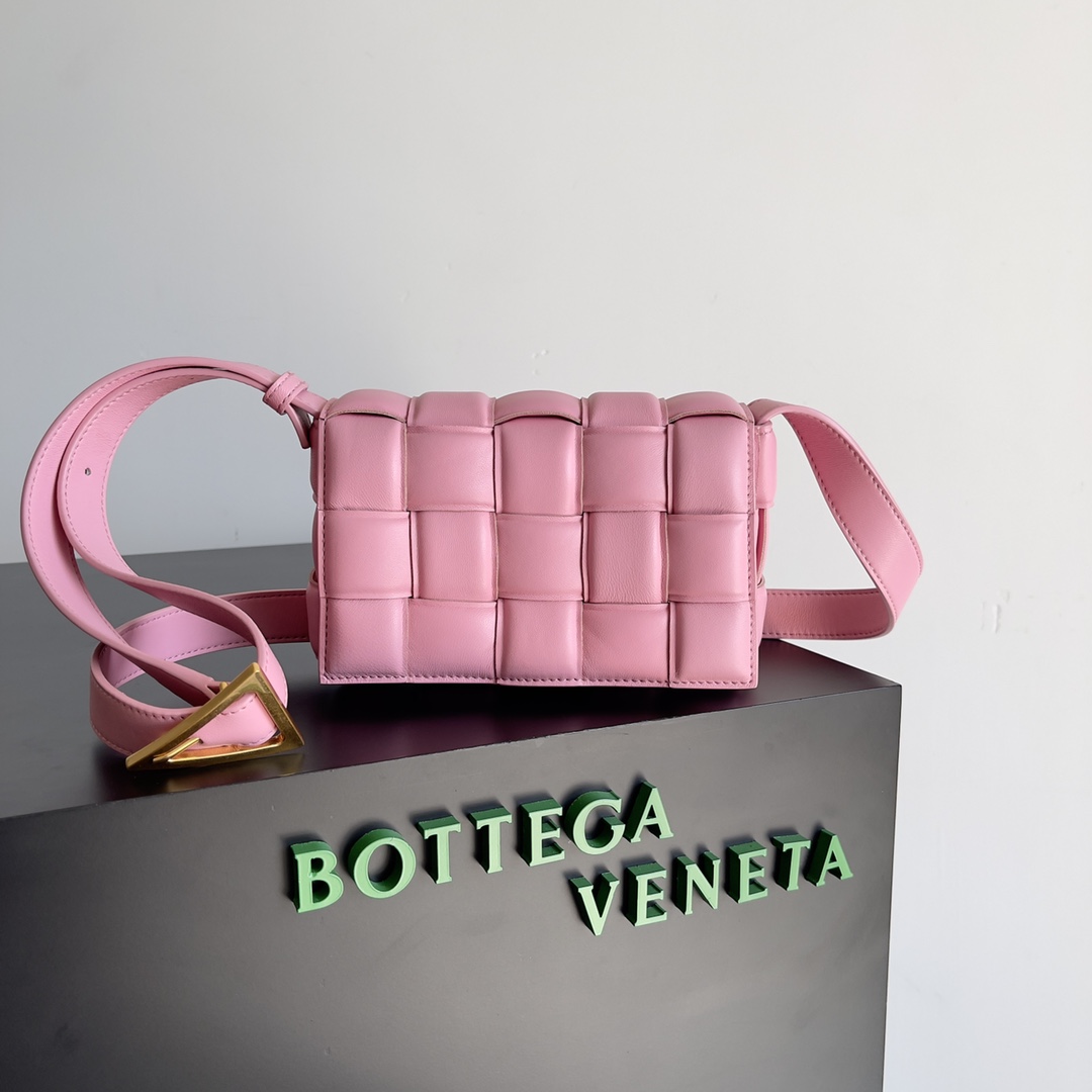 Bottega BV 葆蝶家热款之一的Padded Cassette枕头包 mini 20cm 超百搭 幸福粉