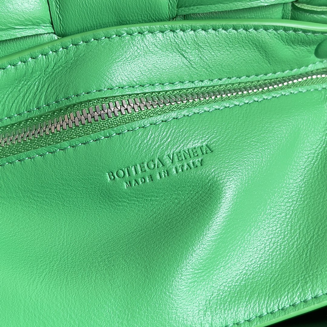 Bottega BV 葆蝶家热款之一的Padded Cassette枕头包 mini 20cm 超百搭 草绿色