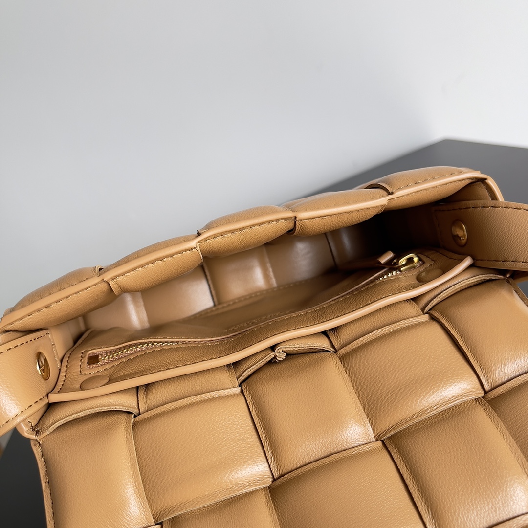 Bottega BV 葆蝶家热款之一的Padded Cassette枕头包 mini 20cm 超百搭 金棕色