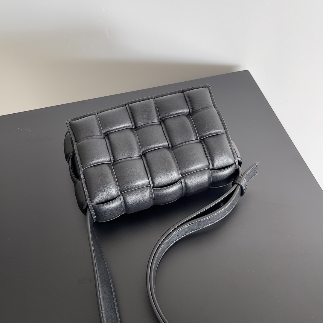 Bottega BV 葆蝶家热款之一的Padded Cassette枕头包 mini 20cm 超百搭 黑色