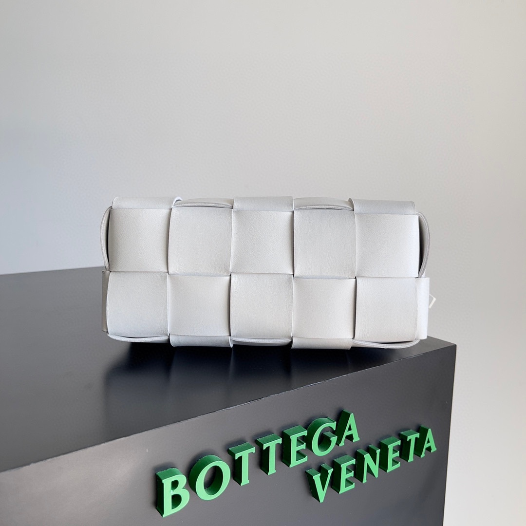 BV Bottega 新款 BRICK CASSETTE 小号 腋下包 羊皮材质 23.5cm 容量极大 白色