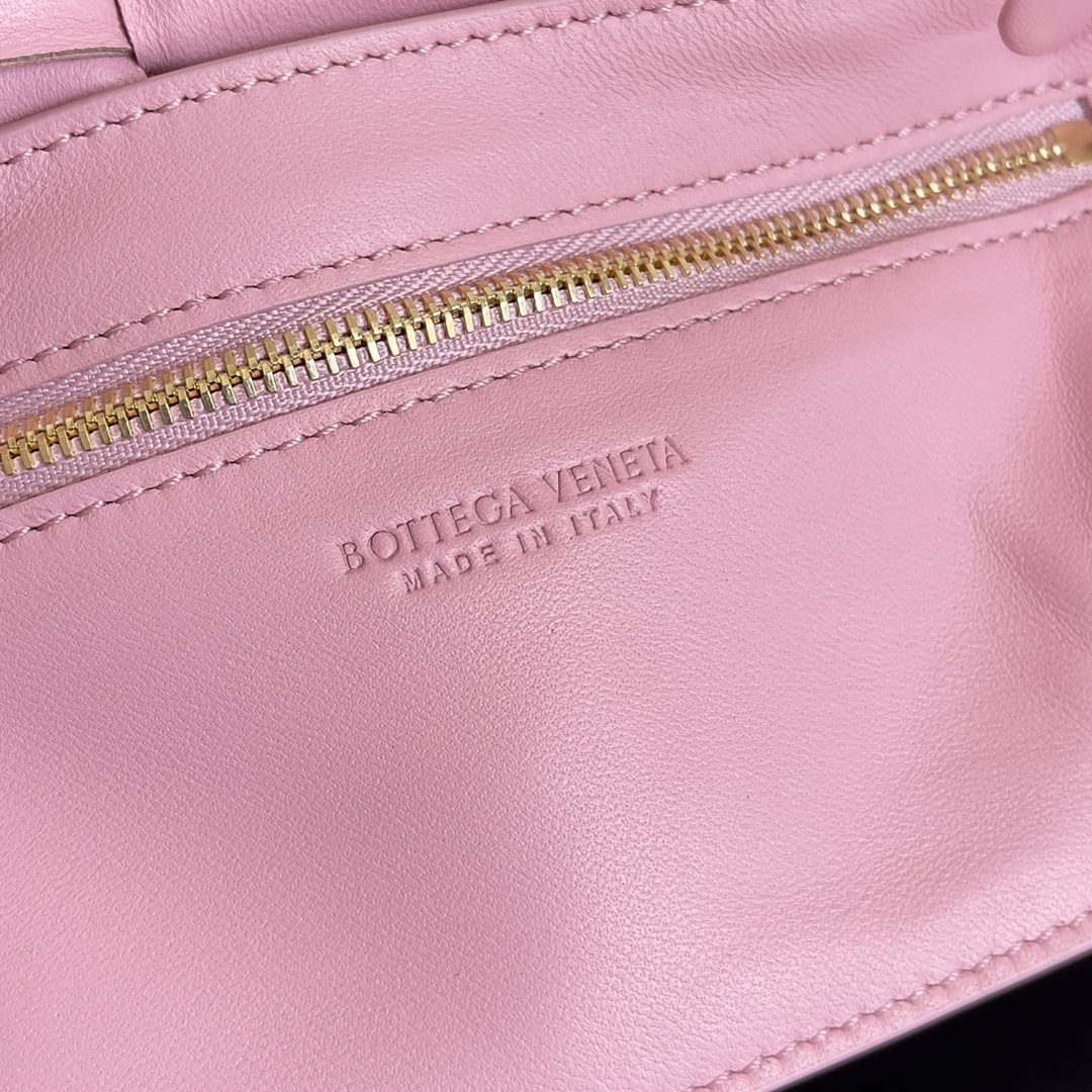 Bottega BV 葆蝶家热款之一的Padded Cassette枕头包 mini 20cm 超百搭 幸福粉