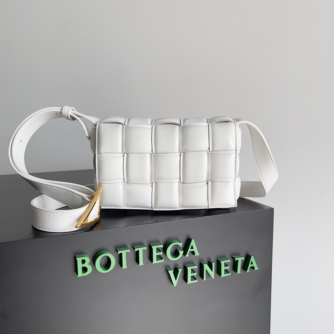 Bottega BV 葆蝶家热款之一的Padded Cassette枕头包 mini 20cm 超百搭 白色