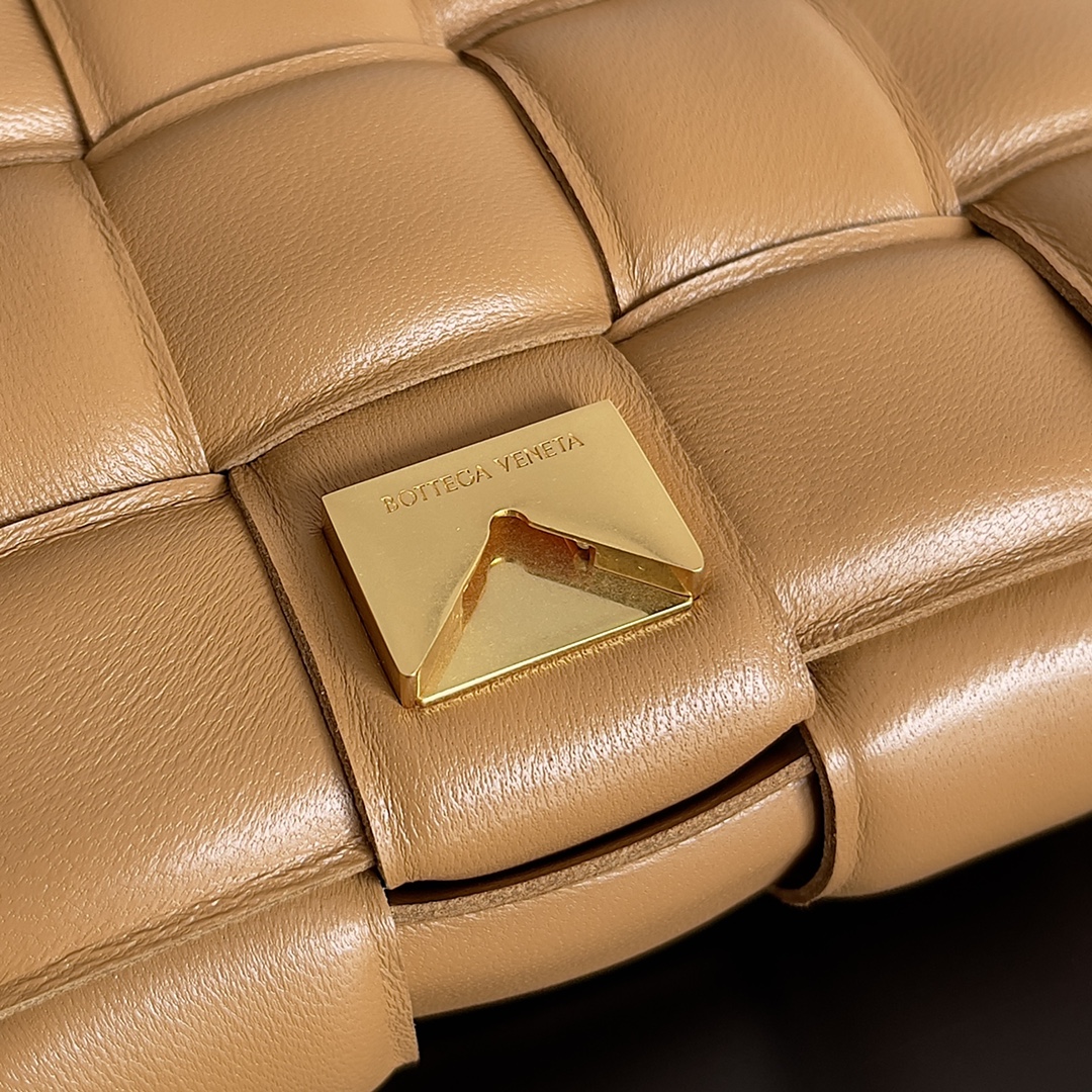 Bottega BV 葆蝶家热款之一的Padded Cassette枕头包 mini 20cm 超百搭 金棕色