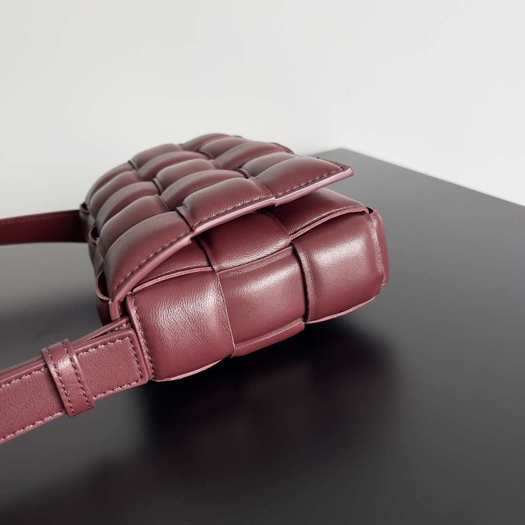 Bottega BV 葆蝶家热款之一的Padded Cassette枕头包 mini 20cm 超百搭 酒红色