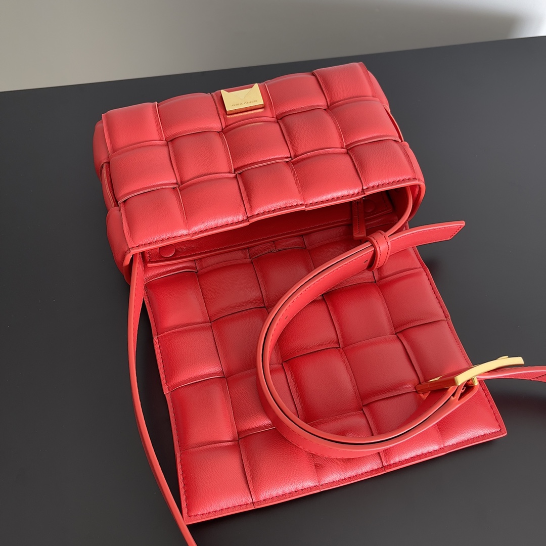 Bottega BV 葆蝶家热款之一的Padded Cassette枕头包 mini 20cm 超百搭 正红色